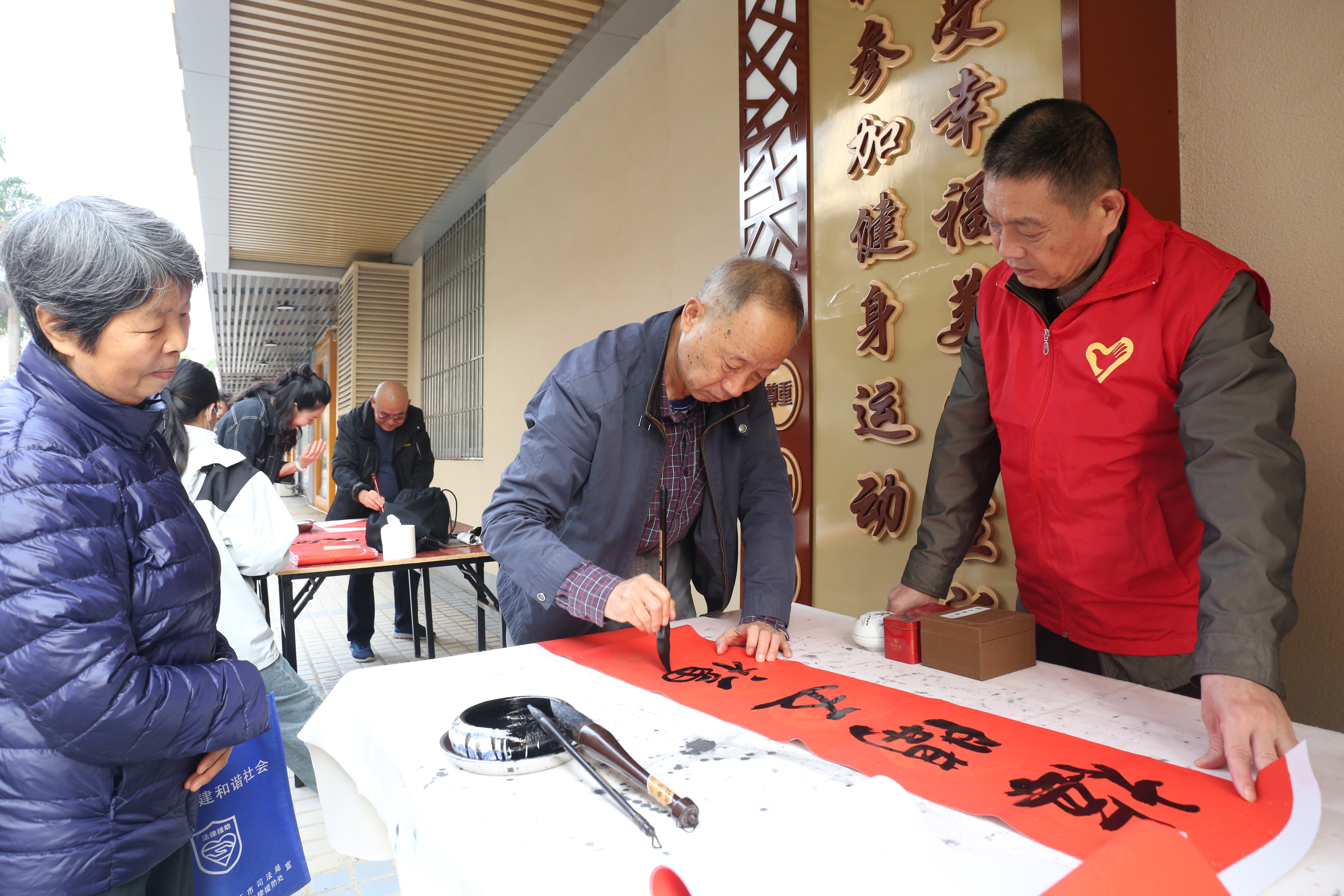 老干部现场挥毫泼墨为市民送新春祝福。（拍摄者：唐少连） .JPG